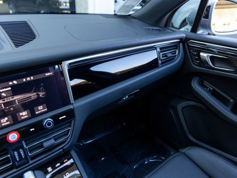 New 2026 Porsche Macan image 40