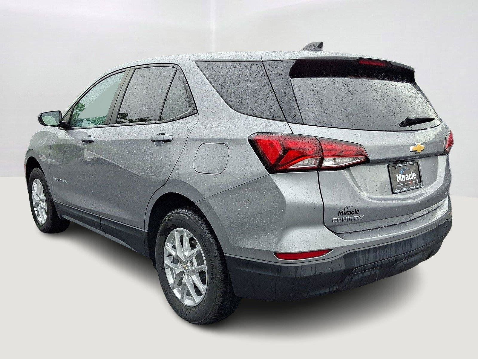 Used 2023 Chevrolet Equinox LS w/ LS Convenience Package AWD/4WD image 4