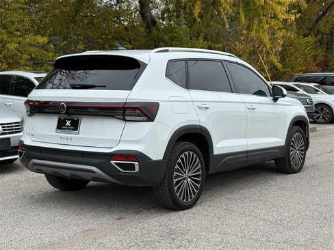 New 2025 Volkswagen Taos SE image 4
