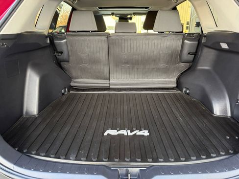 Used 2021 Toyota RAV4 XLE w/ Convenience Package image 6
