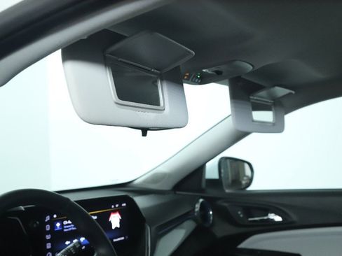 Used 2025 Chevrolet Trax LT w/ LT Convenience Package image 19