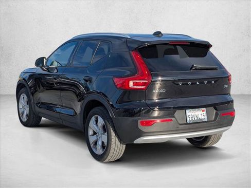 Used 2022 Volvo XC40 T5 Momentum image 7
