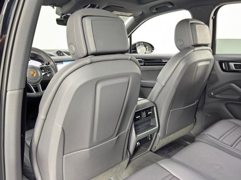 Used 2022 Porsche Cayenne Platinum Edition image 36