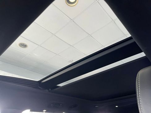 Used 2025 Chrysler Pacifica Limited image 32