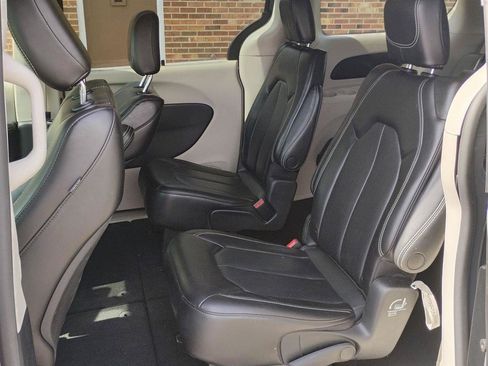 Used 2023 Chrysler Pacifica Touring-L FWD image 13