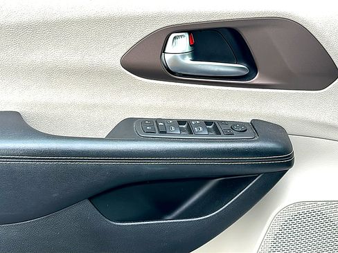 Used 2022 Chrysler Voyager LX image 14