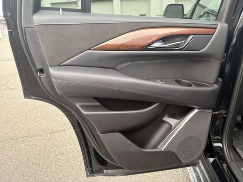Used 2019 Cadillac Escalade Luxury image 12