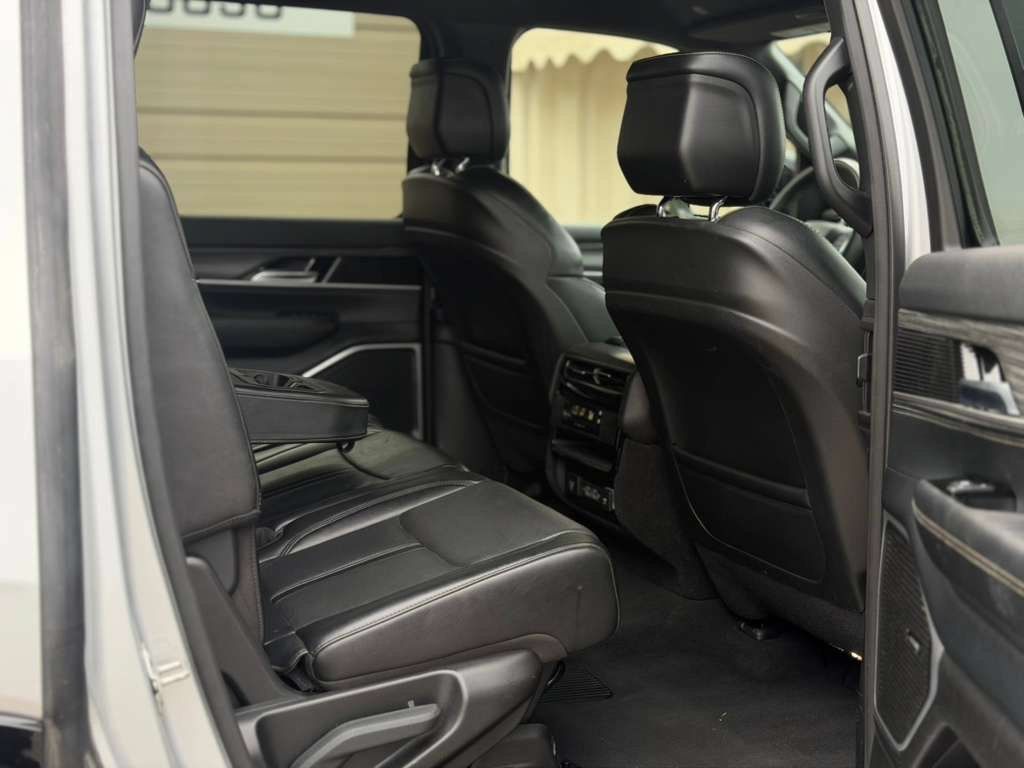 Used 2024 Jeep Wagoneer Series II w/ Flexible Seating Group RWD image 10
