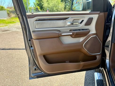 Used 2019 RAM 1500 Laramie AWD/4WD image 10