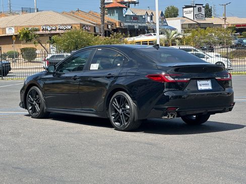New 2026 Toyota Camry Hybrid FWD image 3