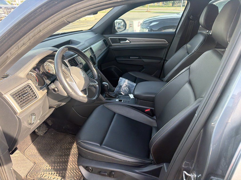 Used 2020 Volkswagen Atlas Cross Sport SE w/ Panoramic Sunroof Package FWD image 2