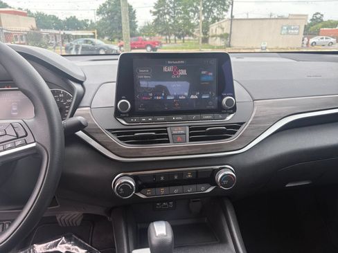 Used 2025 Nissan Altima 2.5 SV FWD image 17