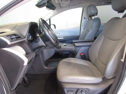Used 2024 Toyota Sienna XLE FWD image 10