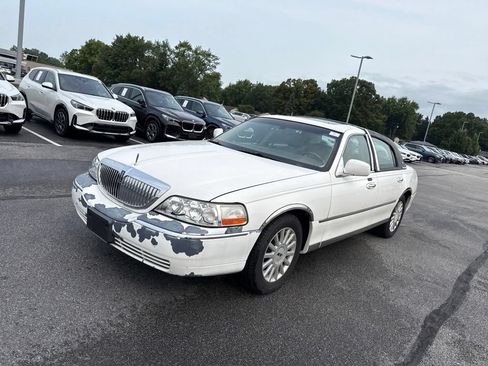 Used 2005 Lincoln Town Car Signature Limited RWD image 3