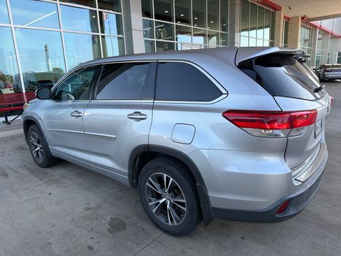 Used 2018 Toyota Highlander LE w/ Protection Package #3 AWD/4WD image 11
