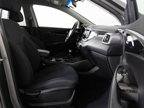 Used 2019 Kia Sorento LX image 38