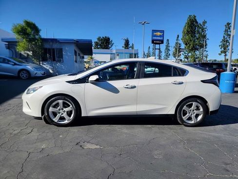 Used 2017 Chevrolet Volt LT w/ Comfort Package image 4