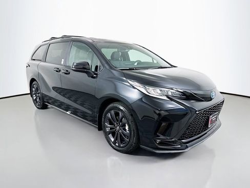 Used 2025 Toyota Sienna XSE image 3