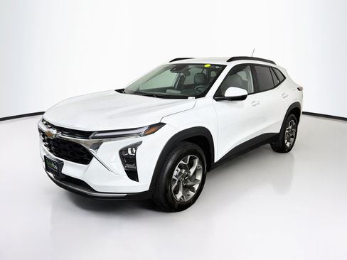 Used 2025 Chevrolet Trax LT w/ LT Convenience Package FWD image 3