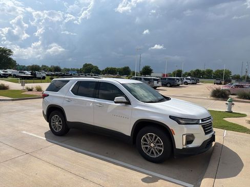 Used 2022 Chevrolet Traverse LT FWD image 1