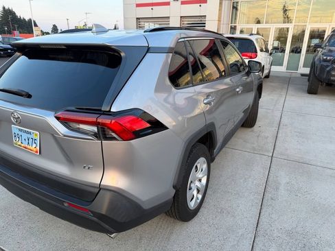 Used 2019 Toyota RAV4 LE FWD image 5