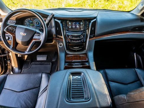 Used 2018 Cadillac Escalade Luxury image 7