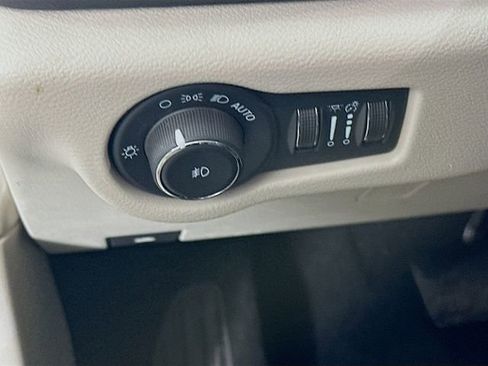 Used 2024 Chrysler Pacifica Touring-L FWD image 14