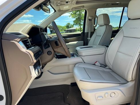 Used 2023 GMC Yukon Denali AWD/4WD image 3
