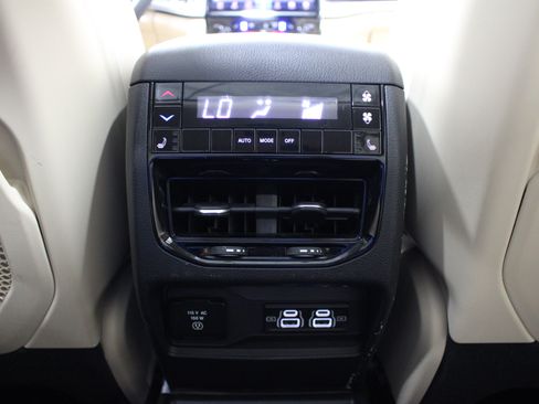Used 2022 Jeep Grand Cherokee L Limited w/ Luxury Tech Group II AWD/4WD image 25