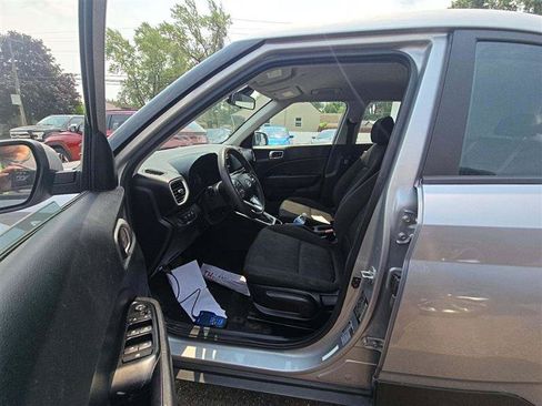 Used 2022 Hyundai Venue SE FWD image 7