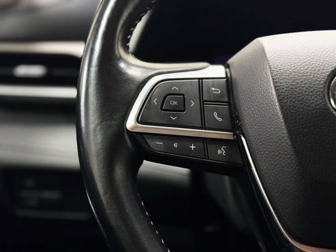 Used 2020 Toyota Highlander XLE image 19