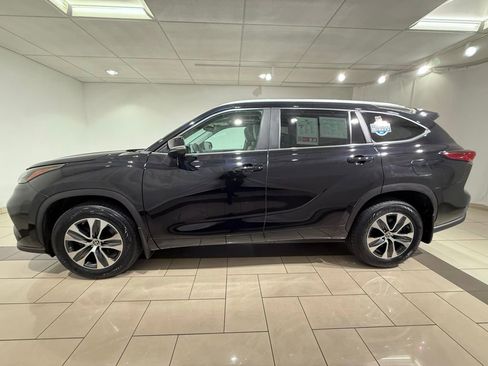 Used 2023 Toyota Highlander XLE image 2