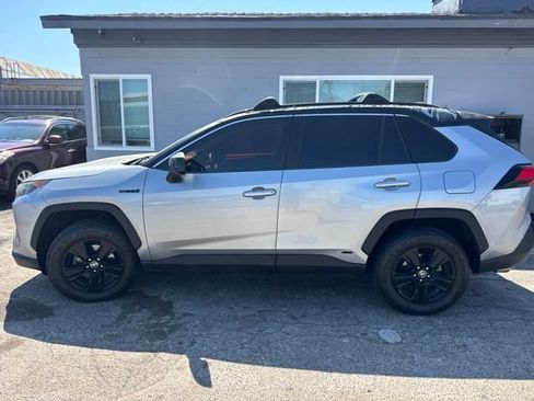 Used 2020 Toyota RAV4 LE w/ Carpet Mat Package AWD/4WD image 8