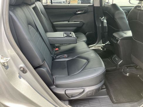 Used 2023 Toyota Highlander XLE FWD image 32
