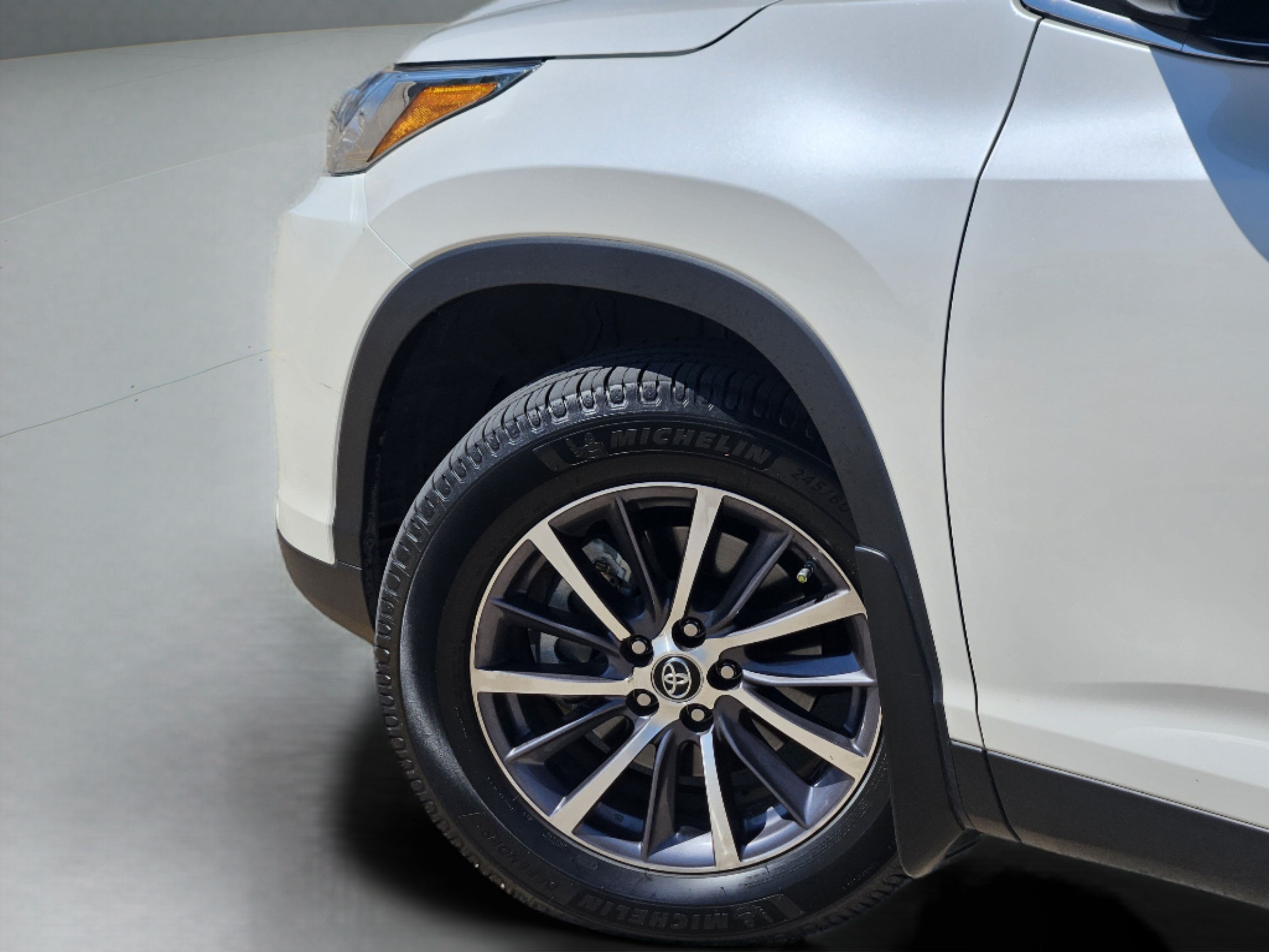 Used 2019 Toyota Highlander XLE FWD image 25