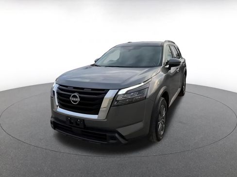Used 2025 Nissan Pathfinder SV image 7