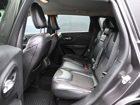Used 2017 Jeep Cherokee Trailhawk AWD/4WD image 25