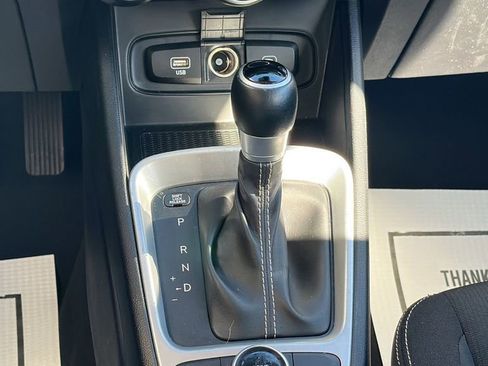 Used 2024 Hyundai Venue SEL image 21