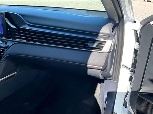 Used 2025 Toyota Camry SE FWD image 13