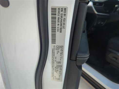 Used 2024 Jeep Grand Cherokee Laredo image 25