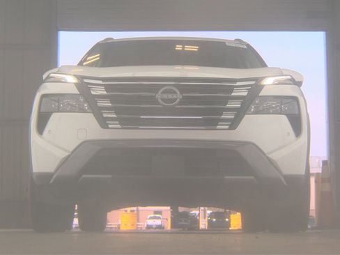 Used 2025 Nissan Rogue SL w/ Tech Package FWD image 3