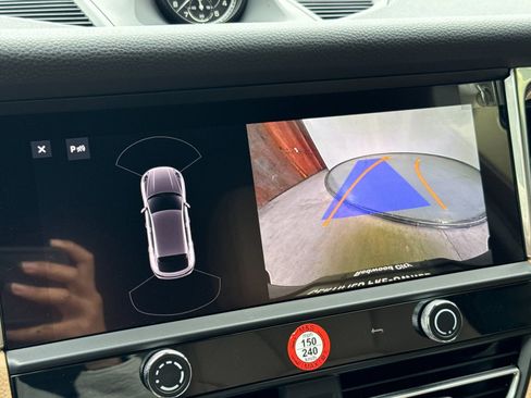 Certified 2025 Porsche Macan image 23