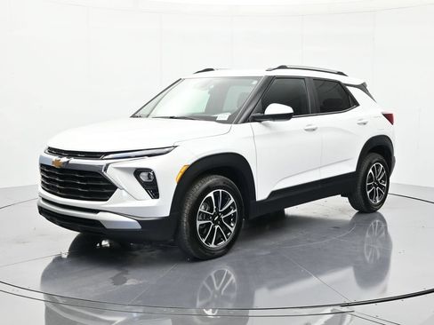 Used 2025 Chevrolet TrailBlazer LT FWD image 1