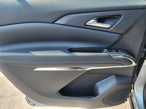 Used 2025 Chevrolet Traverse LT image 16