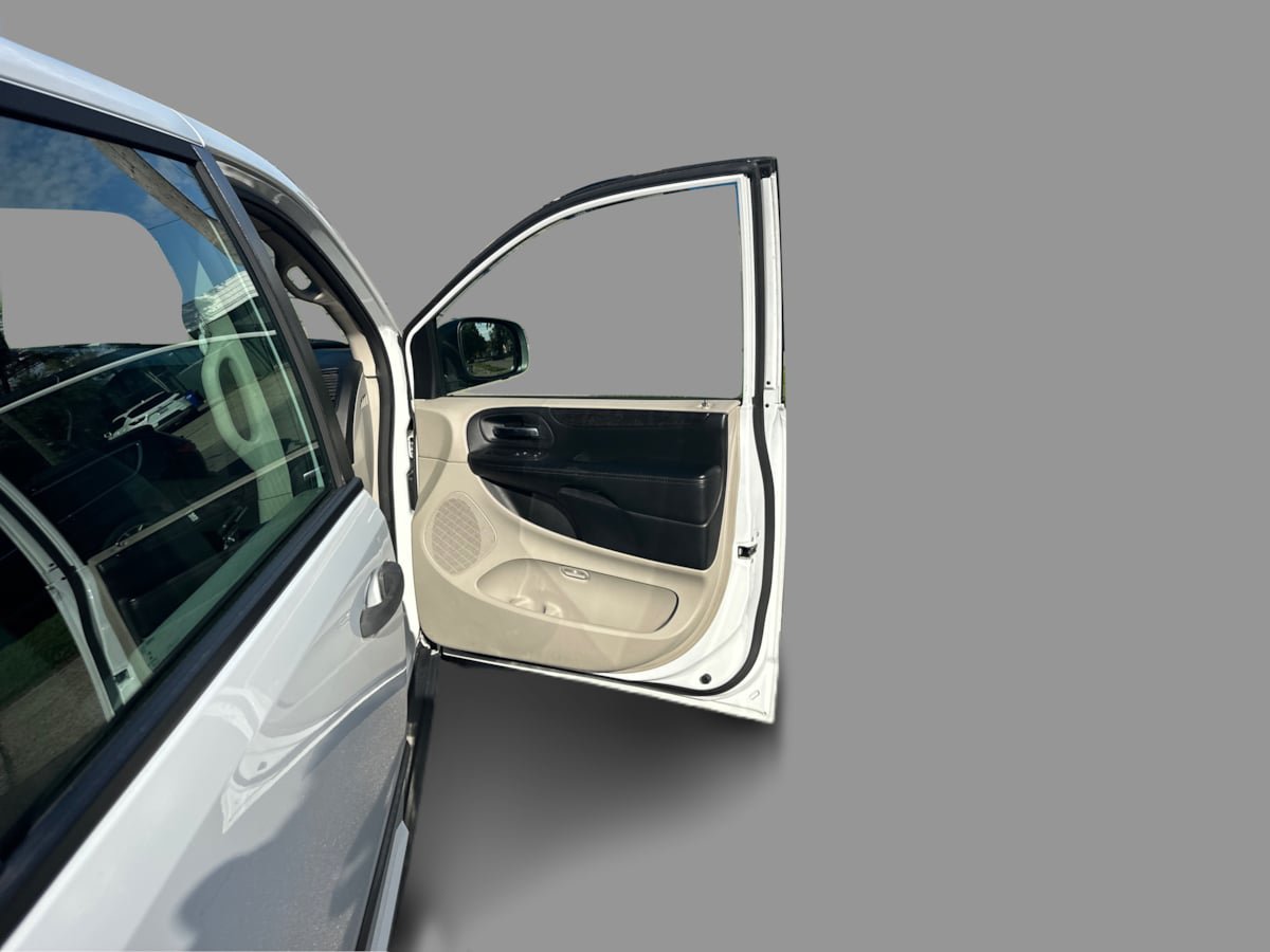 Used 2016 Dodge Grand Caravan American Value Package w/ UConnect Hands-Free Group FWD image 21