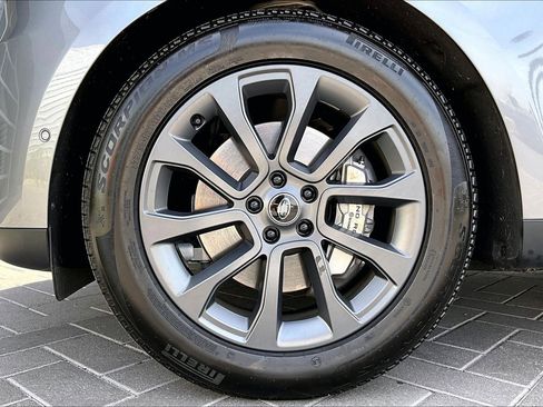 Used 2025 Land Rover Range Rover Sport image 9