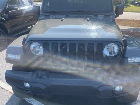 Used 2022 Jeep Gladiator Sport AWD/4WD image 2