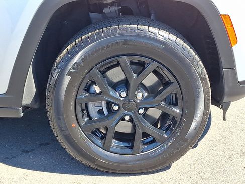 Certified 2025 Jeep Grand Cherokee L Altitude image 8