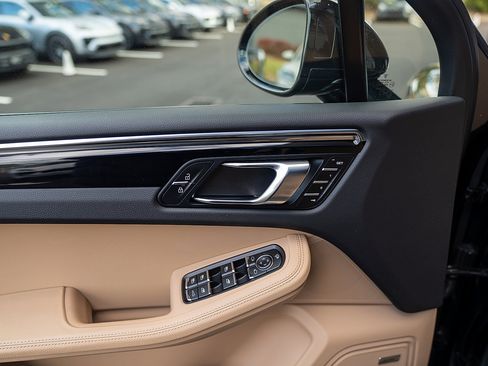 Used 2025 Porsche Macan image 16