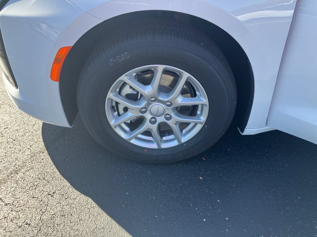New 2027 Chrysler Pacifica Select FWD image 25